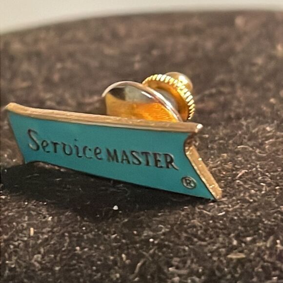 Vintage-1950s-Service Master gold tone & green enamel tie tack/lapel service pin - Picture 4 of 10